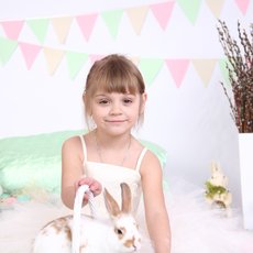 Дівчинка у білосніжній сукні