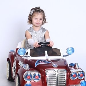 Дівчинка на ретро автомобілі