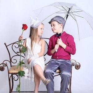 Хлопчик і дівчинка під парасолькою