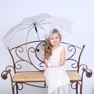 Дівчинка під парасолькою