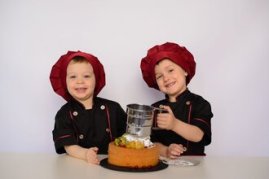 два мальчика кулинара в поварской одежде на кулинарном мастер-классе