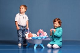 Дівчина і хлопчик у приватному дитячому садку