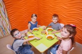 Діти обідають у садочку