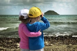 Закохані діти дивляться на море