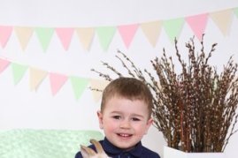 Весняна фотосессія хлопчика з кроликом