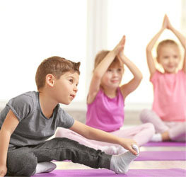 Дети занимаются йогой