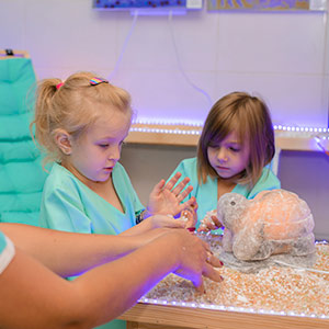 Педагог с ребенком