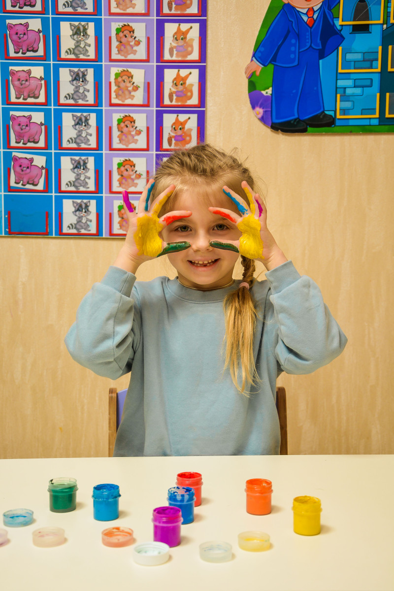 Дівчинка весело проводе час