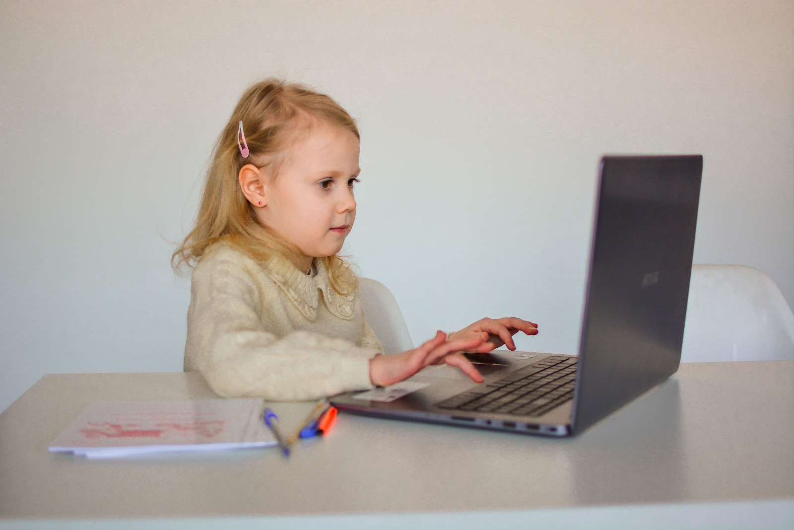 Школьники учатся на современных гаджетах