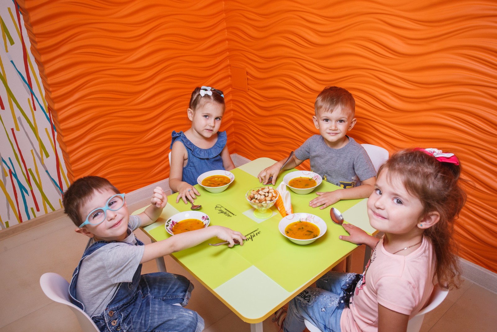 Діти обідають у садочку