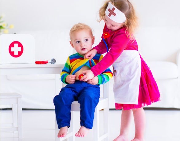 Девочка лечит мальчика