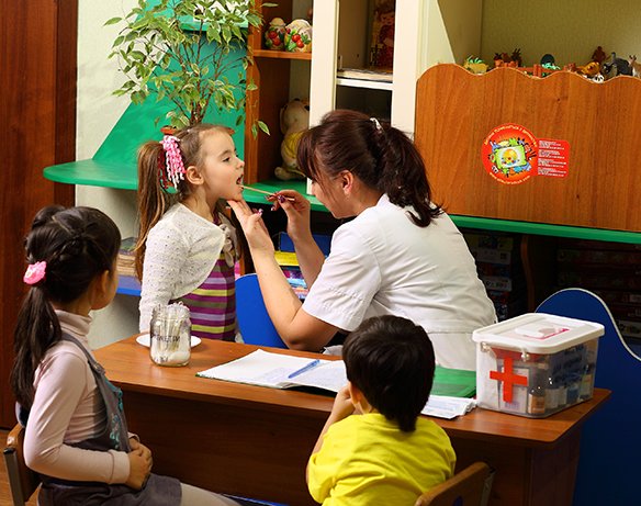 Девочка на приеме у врача