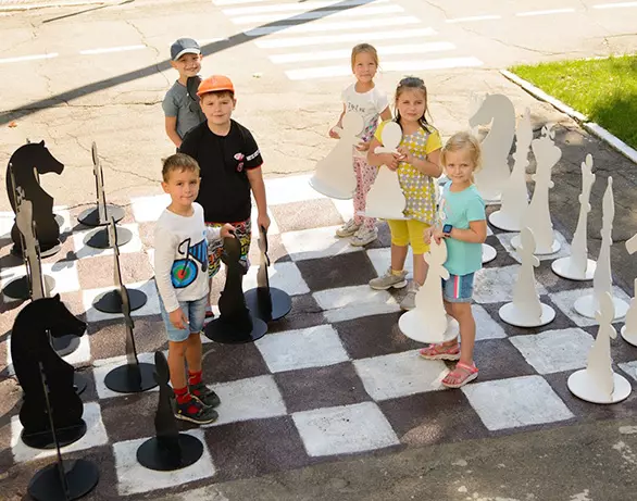 Командная игра в шахматы в школе радости на улице с друзьями