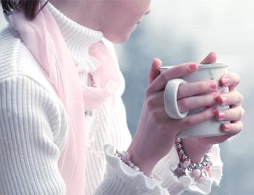 Девушка с чашкой в руках