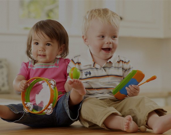 Хлопчик з дівчинкою сидять