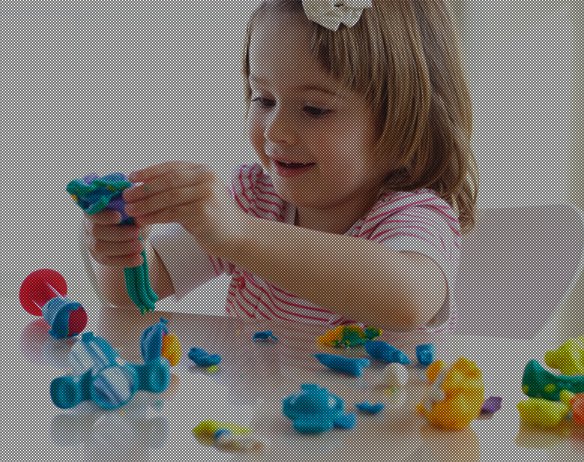 Девочка мастерит