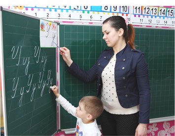 Мальчик пишет на доске