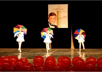 Девочки танцуют