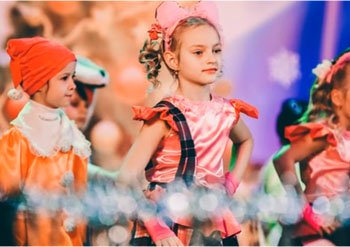 Девочки танцуют